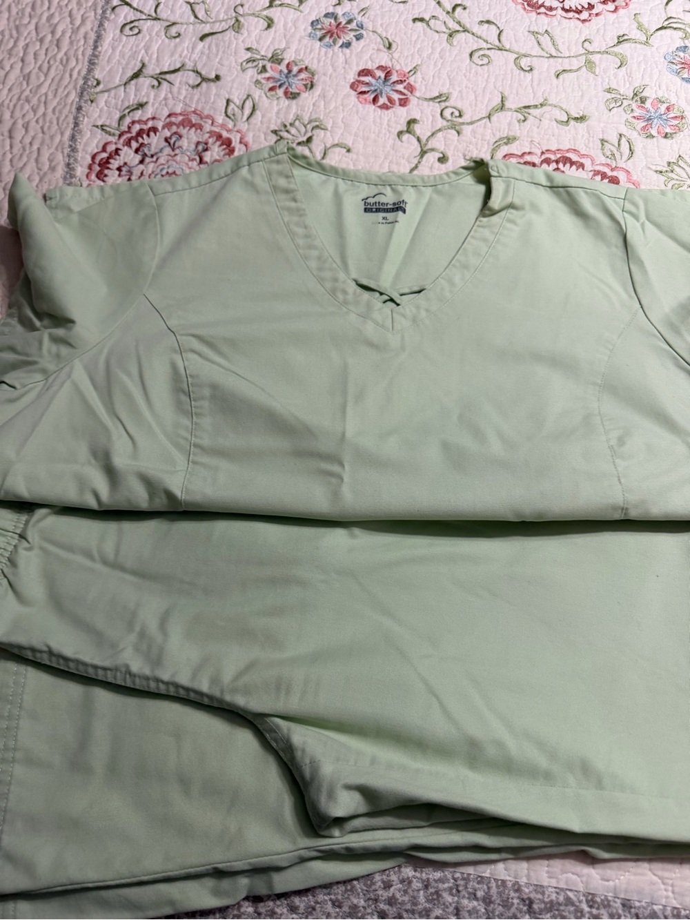 Butter-Soft Women's Wide Leg Scrub Pants & Top Set in Mint Green
